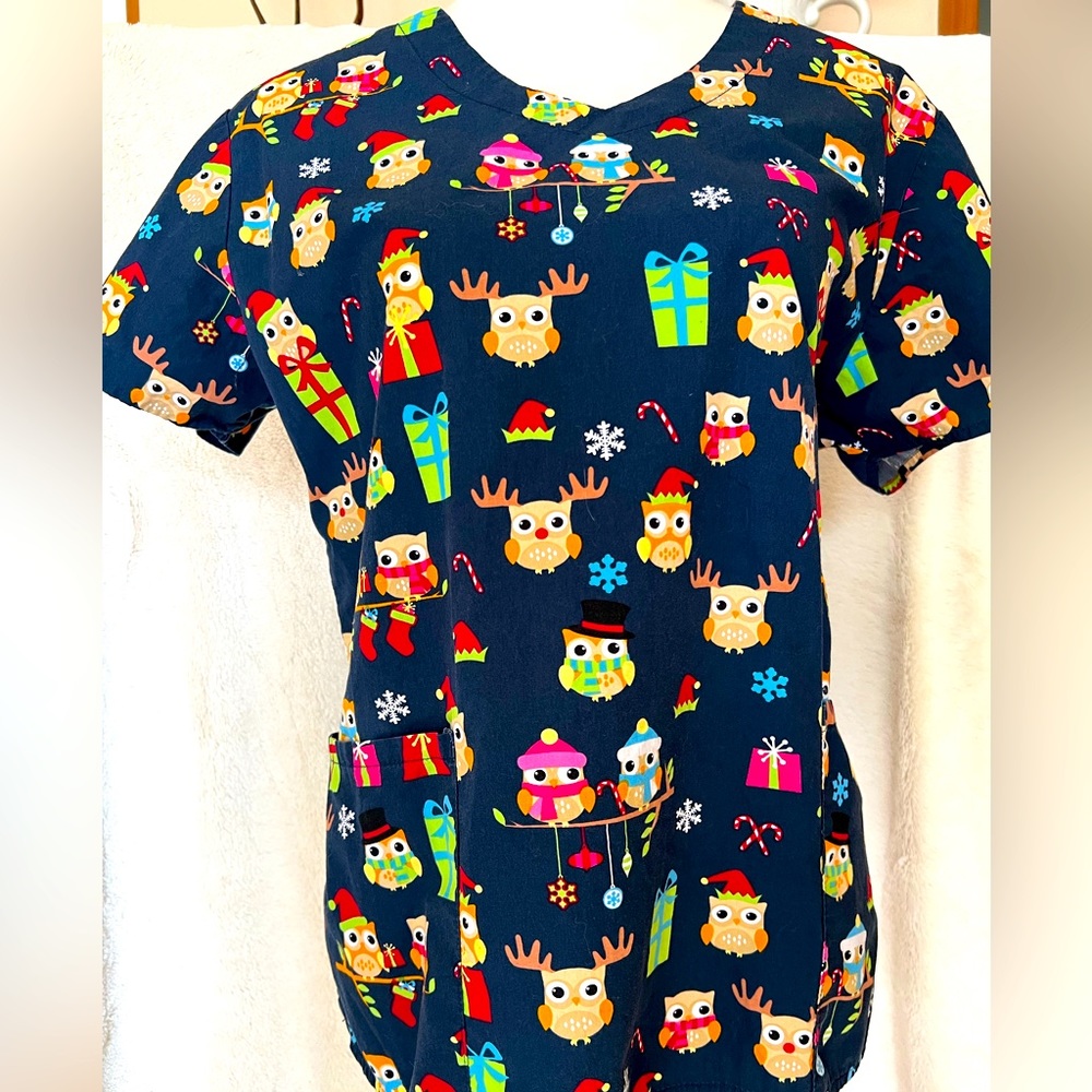 Zoe+Chloe Women’s Holiday Scrub Top